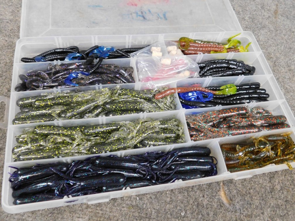 Plastic Container of Fishing Plastic Worms