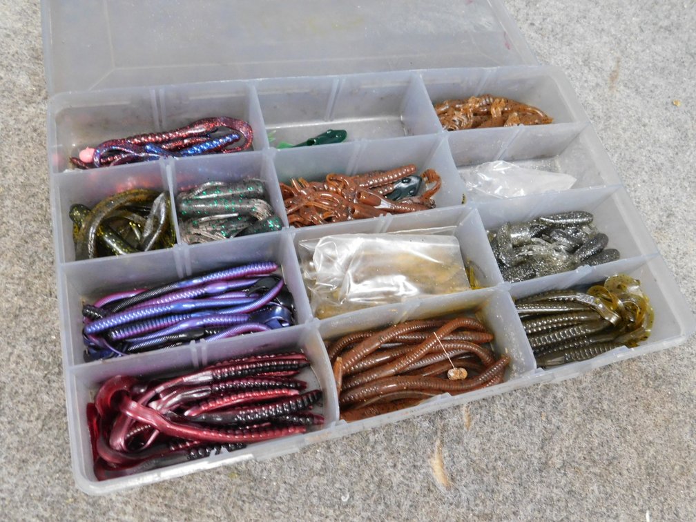 Plastic Container of Fishing Plastic Worms