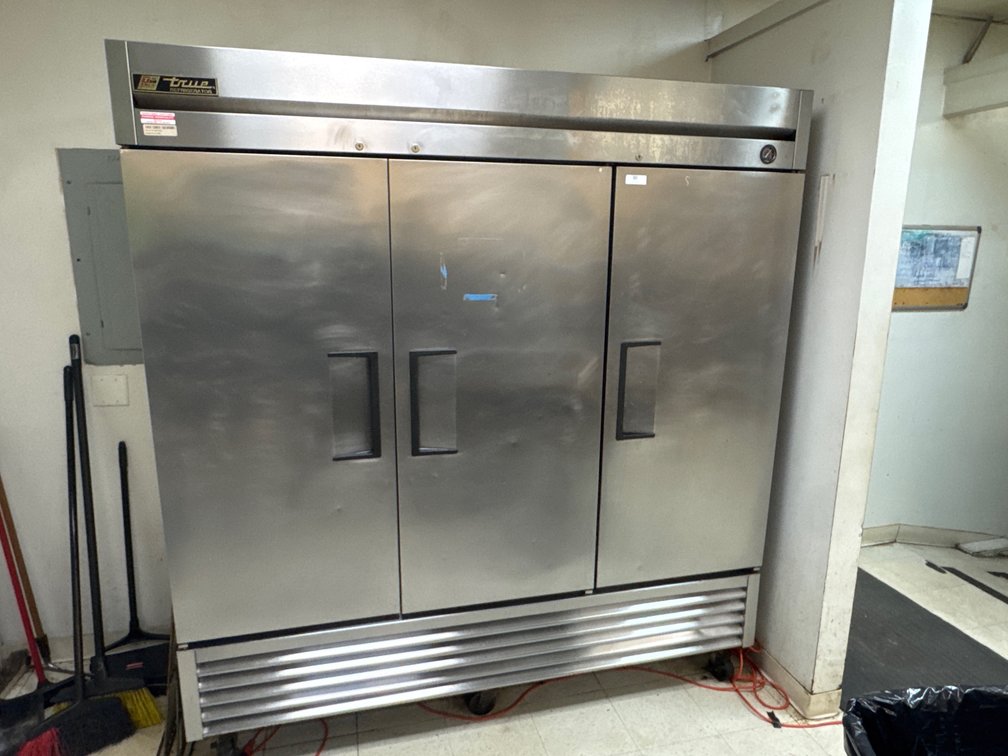 TRUE 3-Door Cooler on Wheels (WORKING)