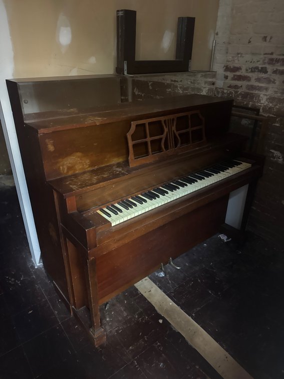 59 Inch piano Condition Unkown But does play