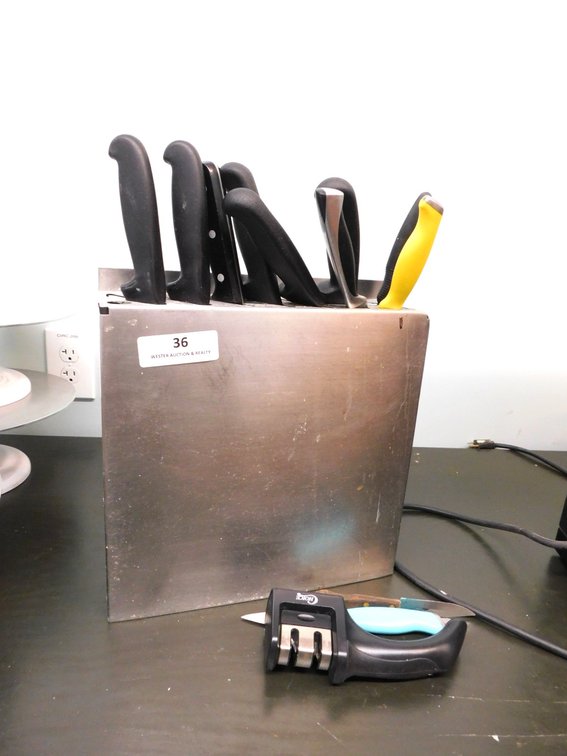 Wall Mounted Knife Holder with Knives 