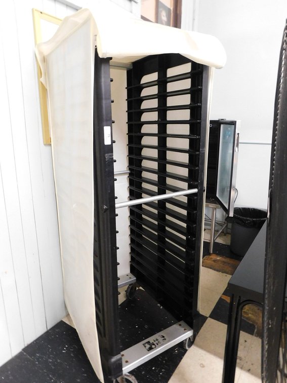RUBBERMAID Full Size Sheet Pan Rack with Cover