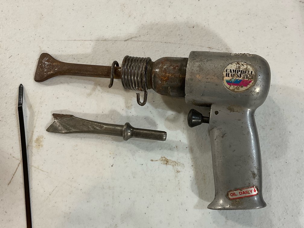 Pneumatic chisel
