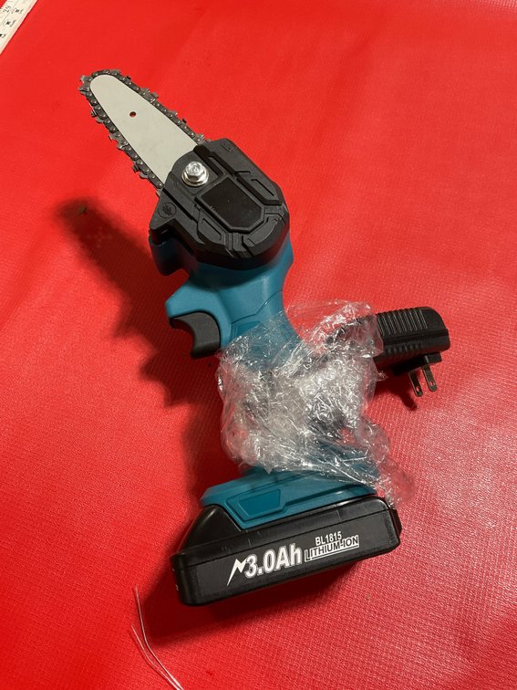 Mini cordless chainsaw, lithium ion batteries