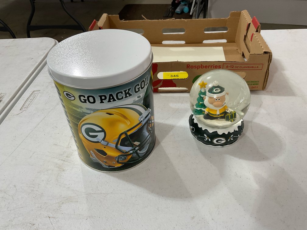 Green Bay Packers snow globe/tin