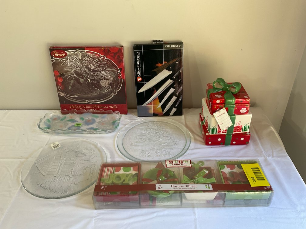 Christmas platters/cookie jar/gift set