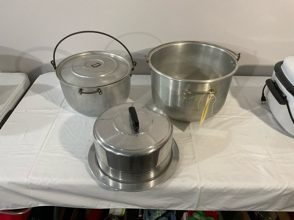 Heavy aluminum pots/cake carrier