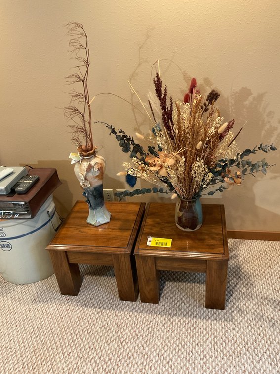 End table with vases