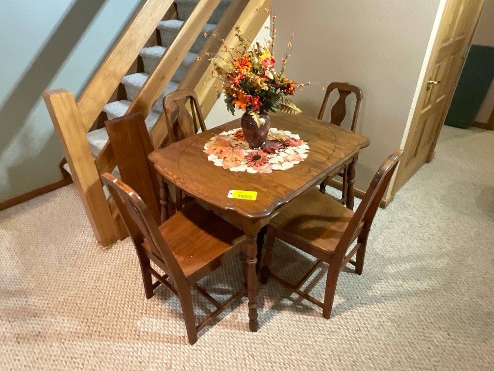 Beautiful oak table and chairs