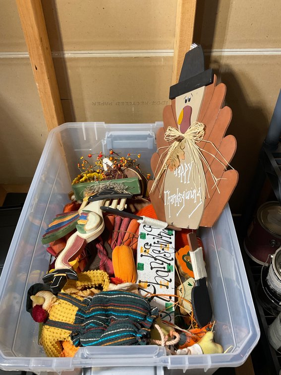 Thanksgiving tote of decorations