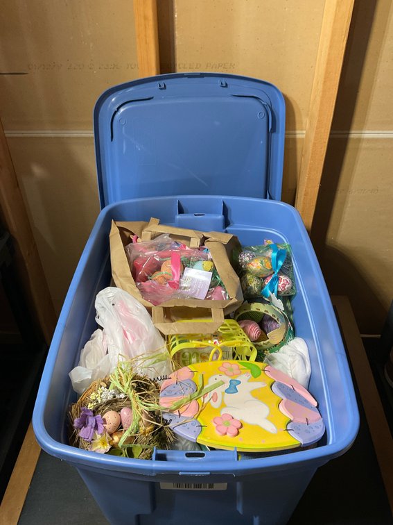 Easter tote of decorations