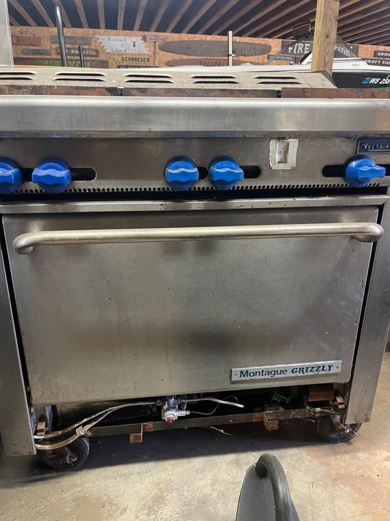Montague Grizzly LP gas commercial 4 burner range and oven