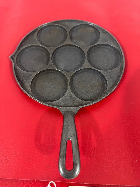Cast-iron biscuit pan
