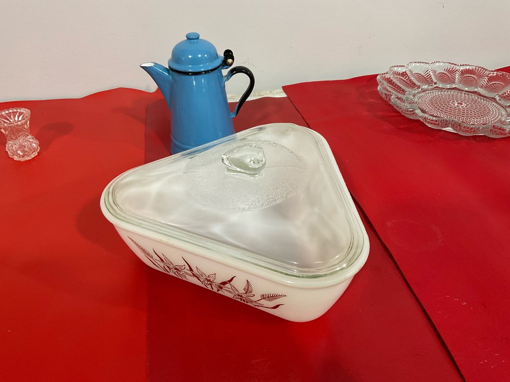 Enamel pitcher in inland glass bakeware