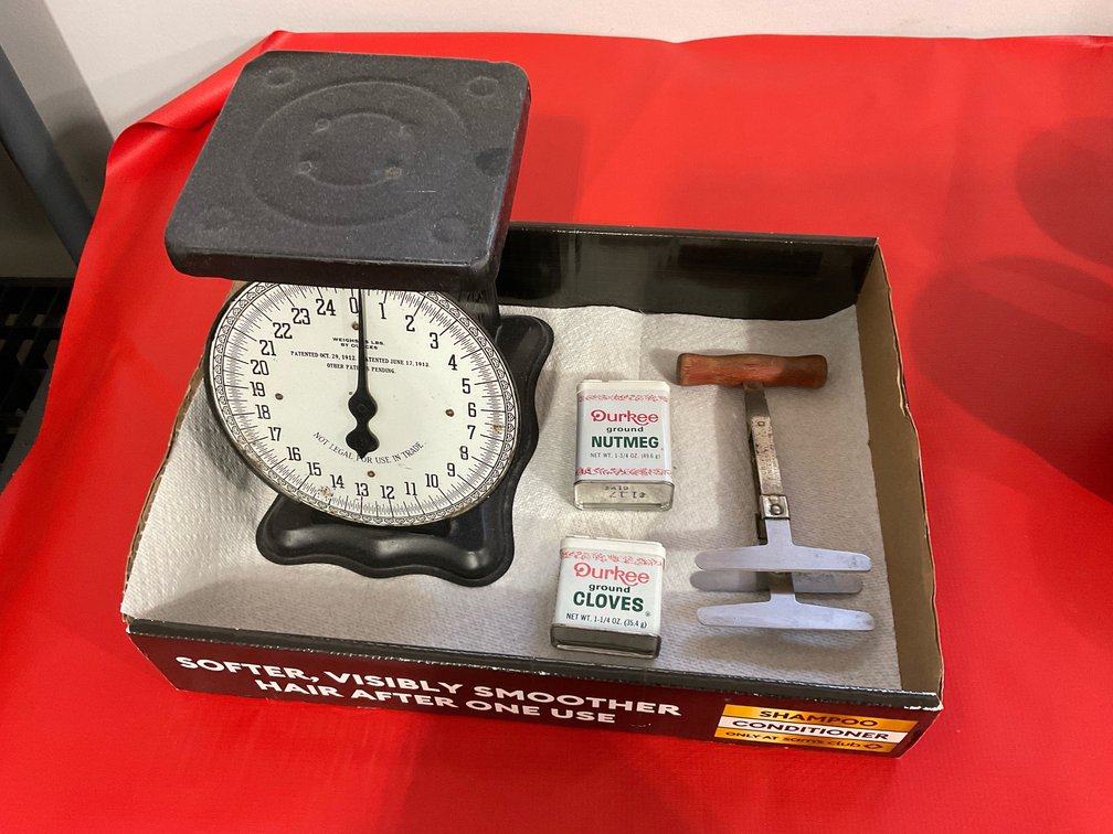 Vintage scale/spices/chopper