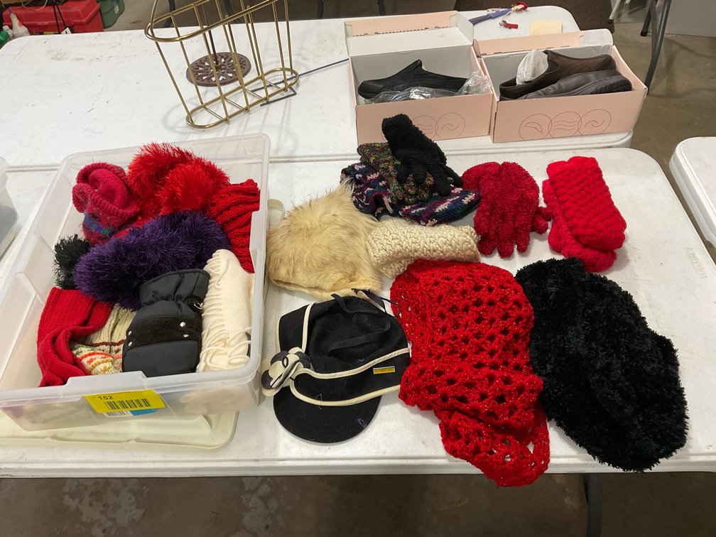 Miscellaneous hats and gloves/scarfs