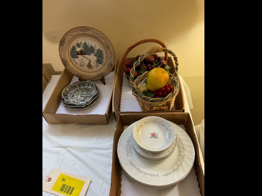 Miscellaneous household dishes, painted plate