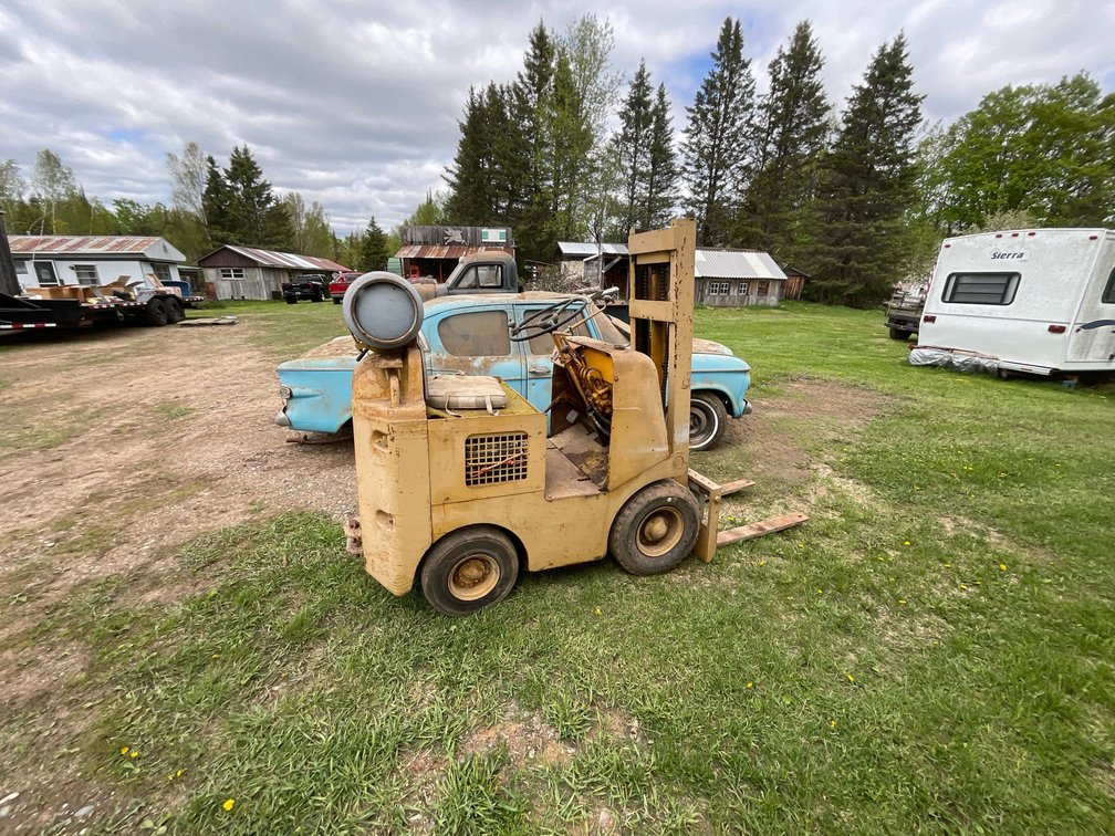 Towmotor fork truck