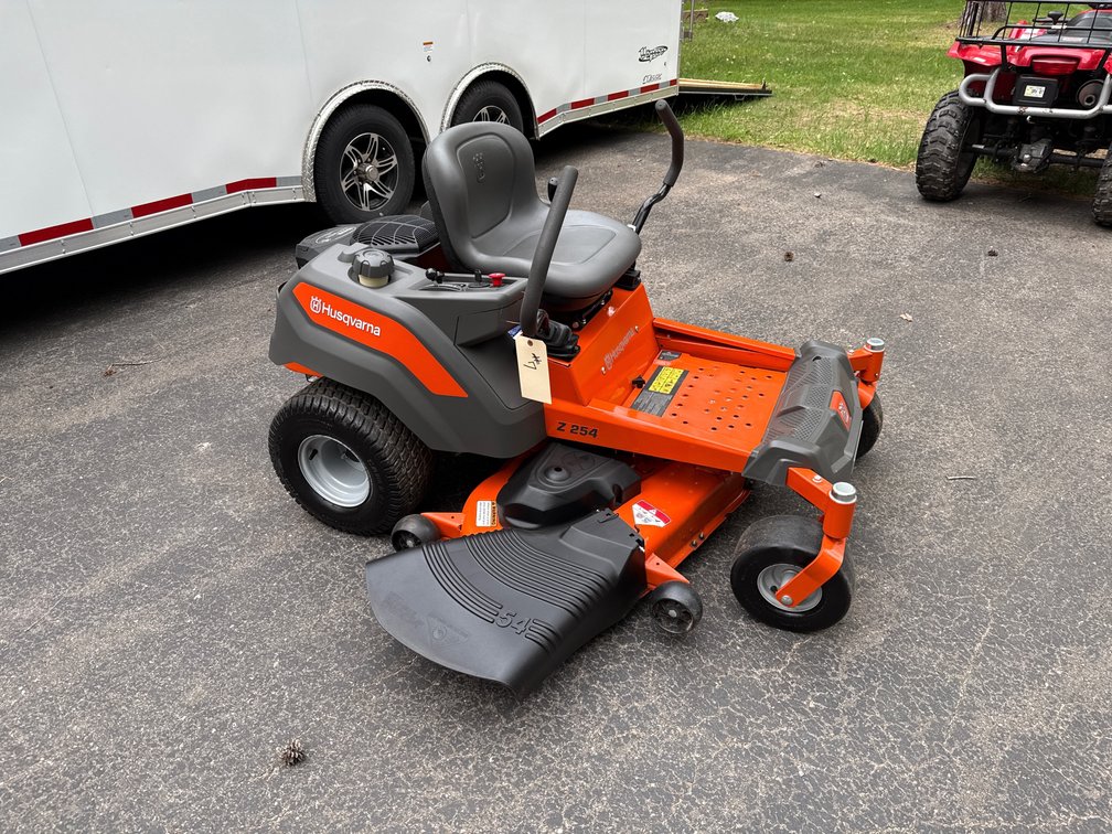 Like new Husqvarna zero turn mower