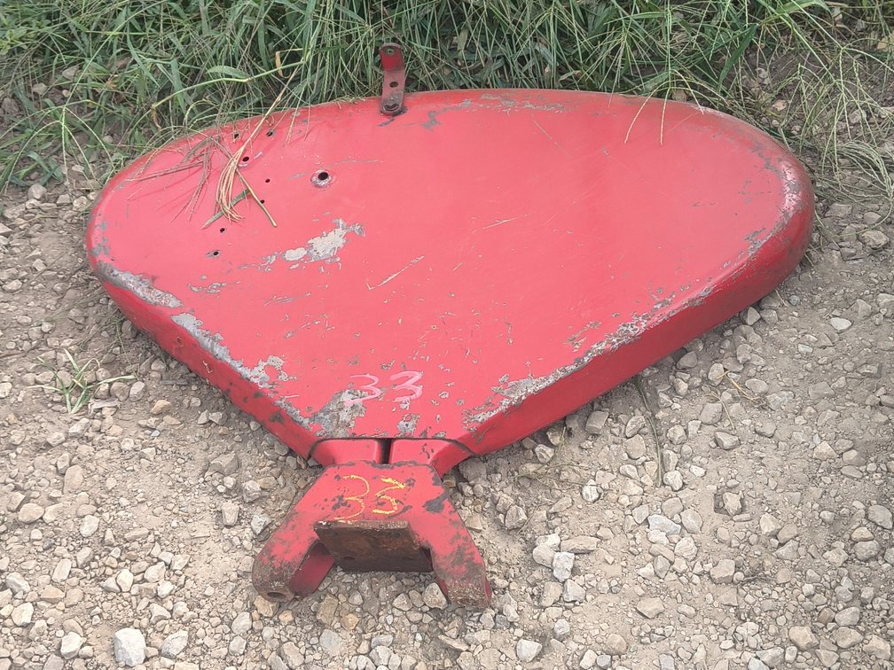 (1) FARMALL 560 TRACTOR FENDER W/ BRACKET