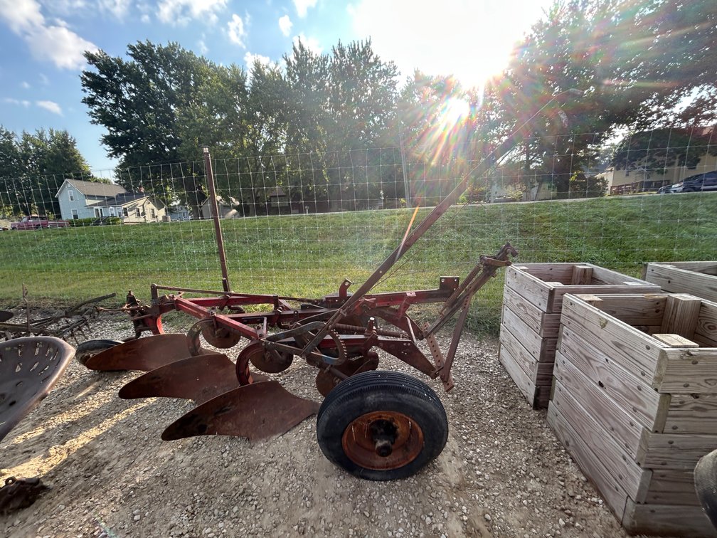 INTERNATIONAL 3 BOTTOM PLOW