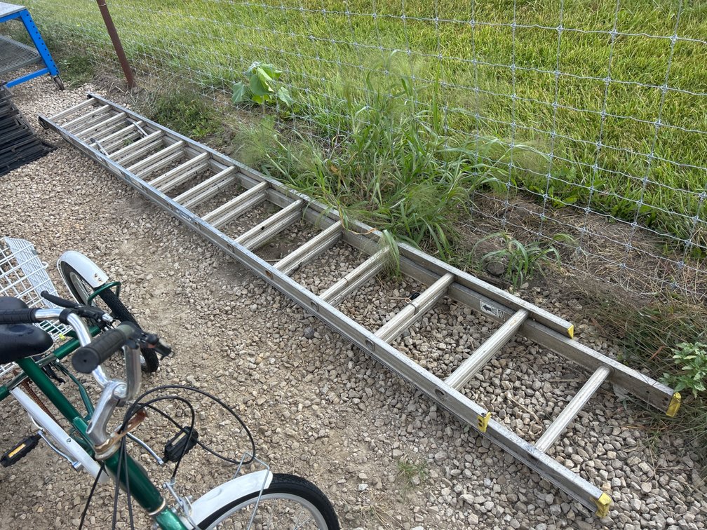 24' ALUMINUM EXTENSION LADDER