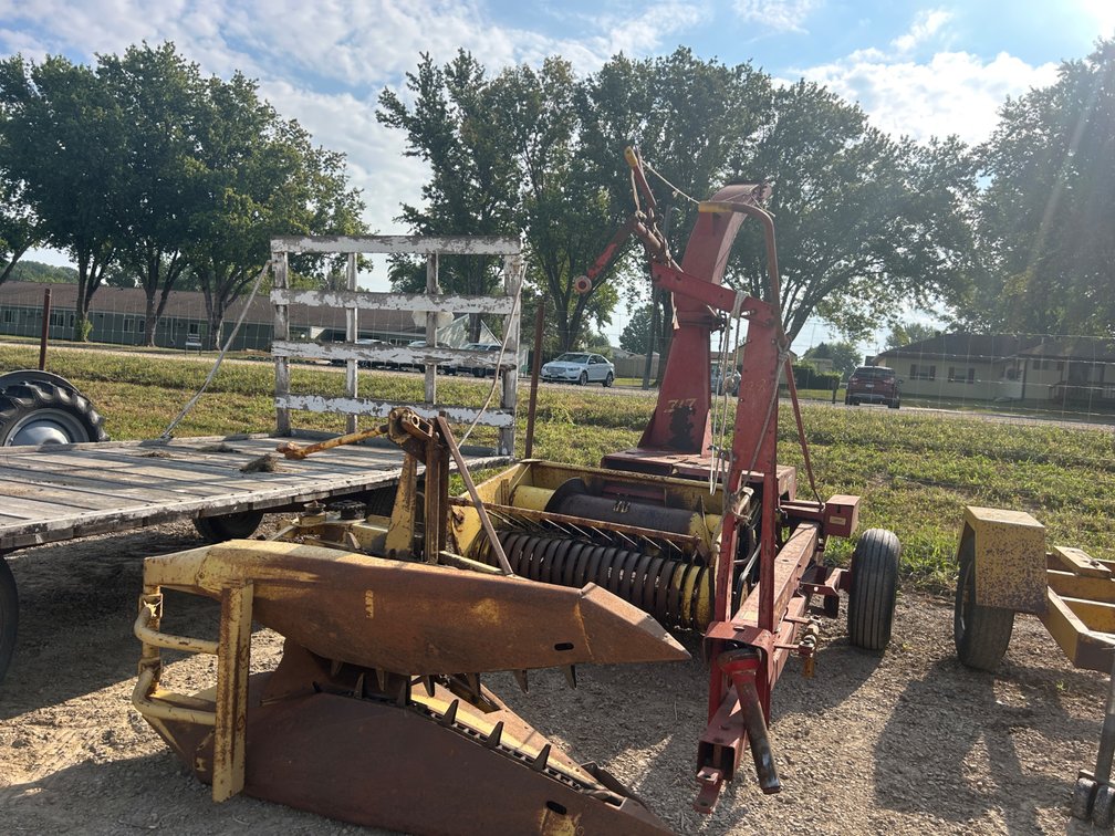SPERRY NEW HOLLAND HARVESTER SUPER 717 CHOPPER W/ HAYHEAD, CORN HEAD( MANUAL IN BASEMENT)