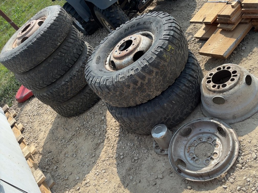 (6) 16" DUALLY RIMS ( STEEL) W/ BAD TIRES FROM 90'S FORD PICKUP