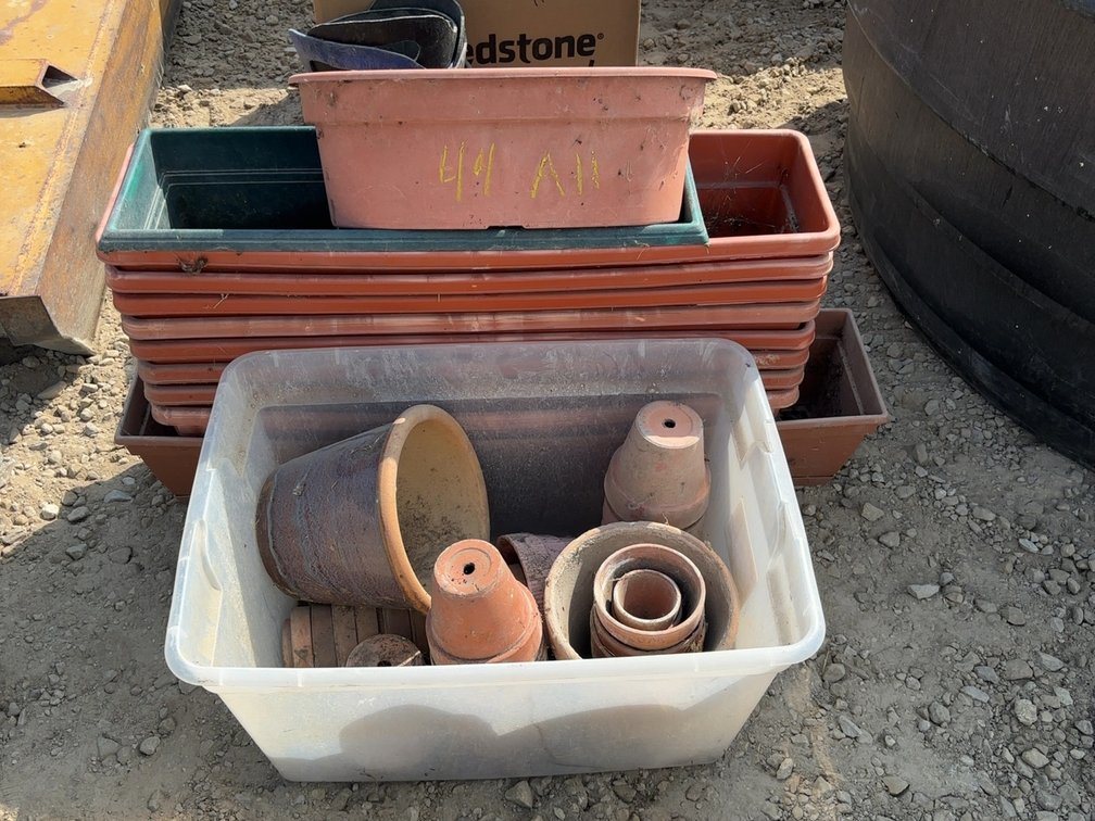LOT OF FLOWER POTS