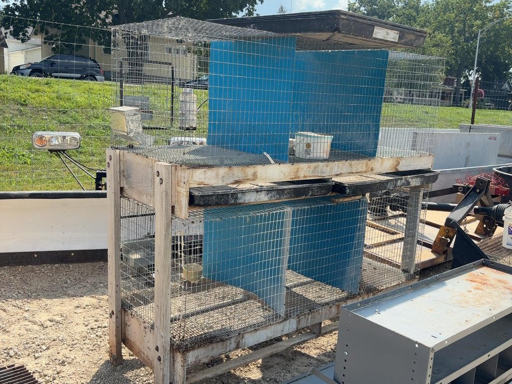 LARGE RABBIT HUTCH - 6 HOLE