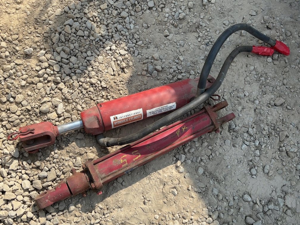 1- IH HYDRAULIC CYLINDER & 1 - CROSS HYDRAULIC CYLINDER