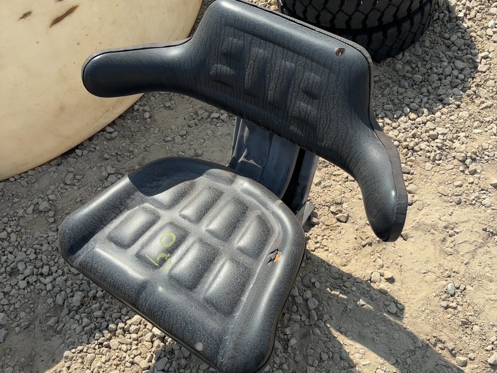 UNIVERSAL TRACTOR SEAT W/ SUSPENSION