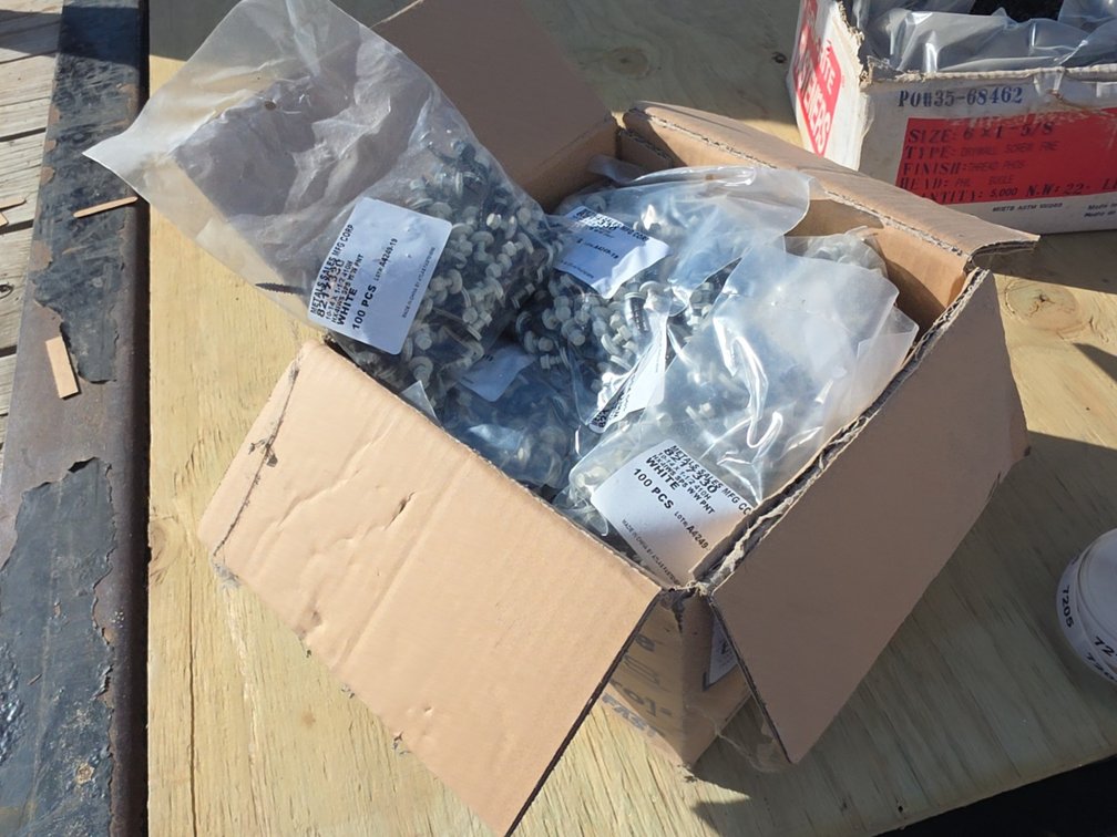 WHOLE BOX WHITE HEAD SCREWS