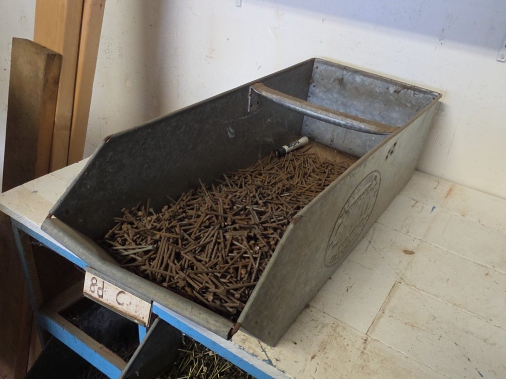 8D C 2-1/2" NAILS IN SIOUX STEEL BIN