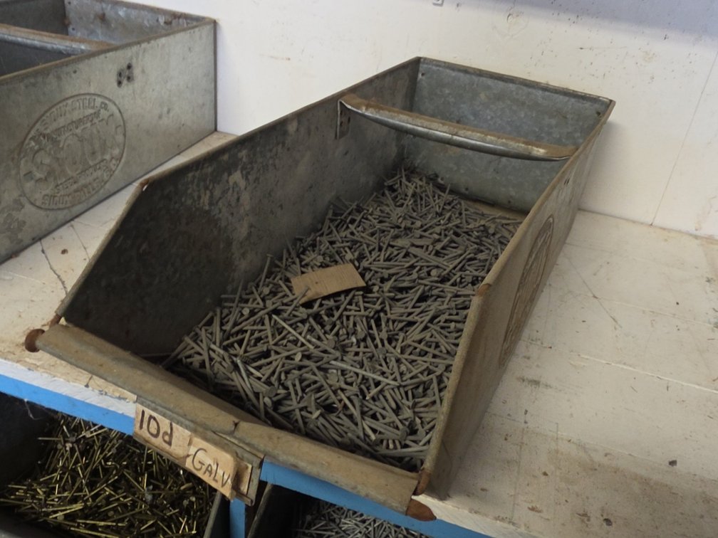 10D GALVANIZED 2-1/2" NAILS IN SIOUX STEEL BIN