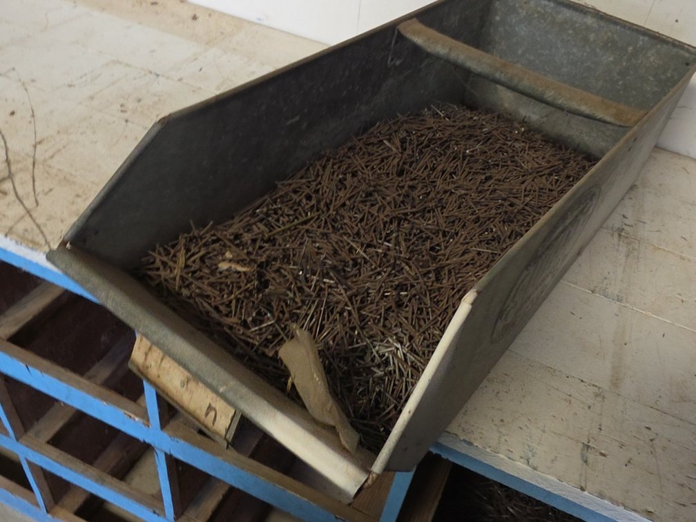 1-1/2" NAILS IN SIOUX STEEL BIN