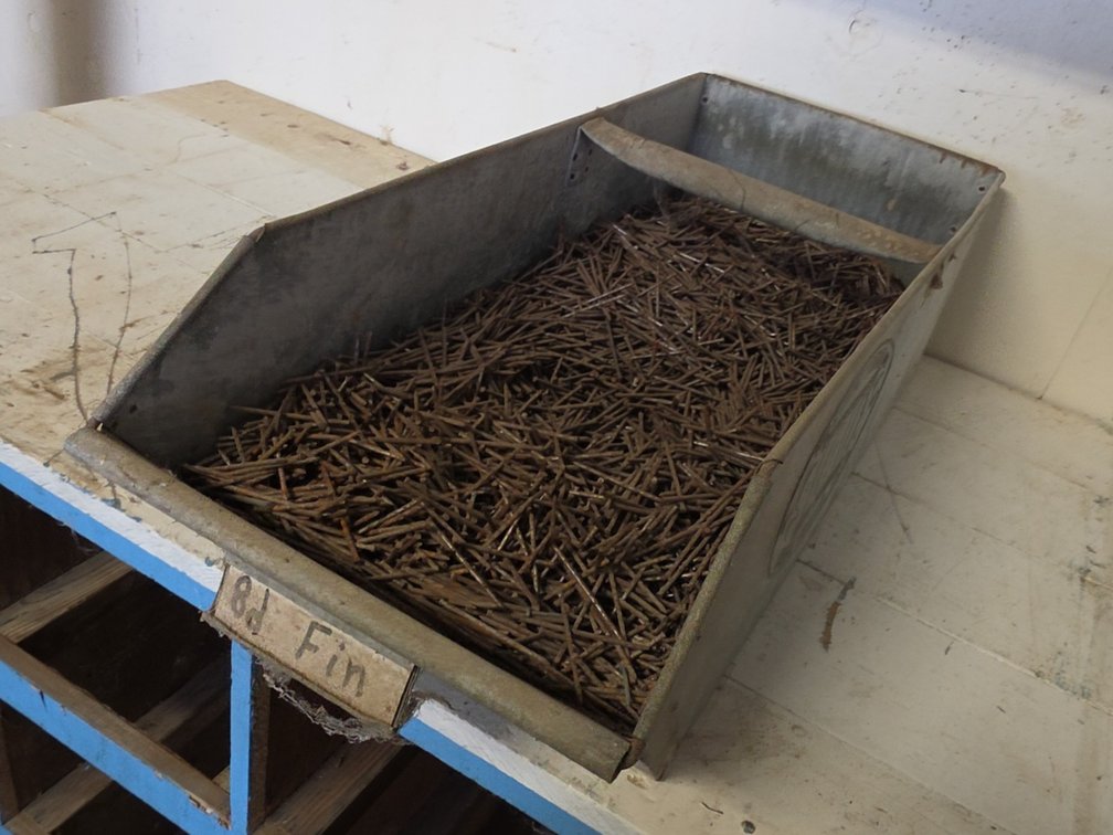 8D FIN 2-1/2" NAILS IN SIOUX STEEL BIN