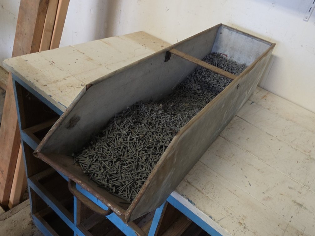 3D GALVANIZED 1-1/4" NAILS IN STEEL BIN