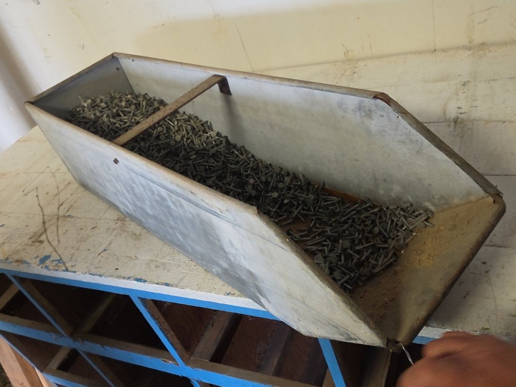 1" ROOFING NAILS IN STEEL BIN