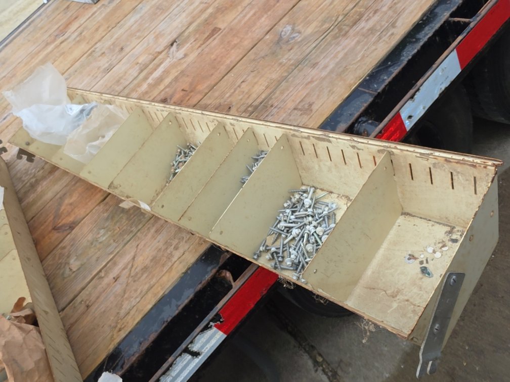 METAL BIN W/ ASSORTED SCREWS