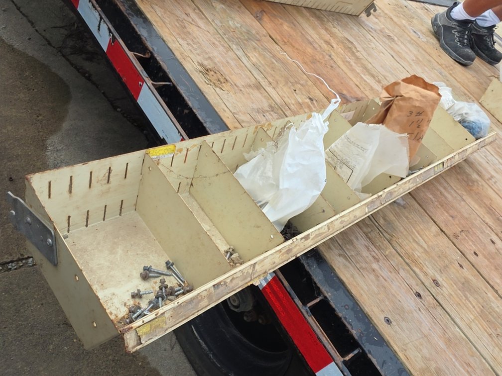 METAL BIN W/ ASSORTED SCREWS