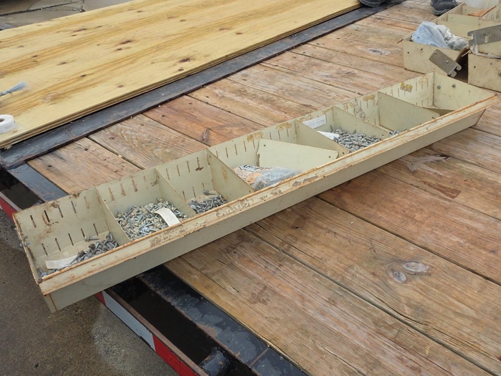 METAL BIN W/ ASSORTED SCREWS