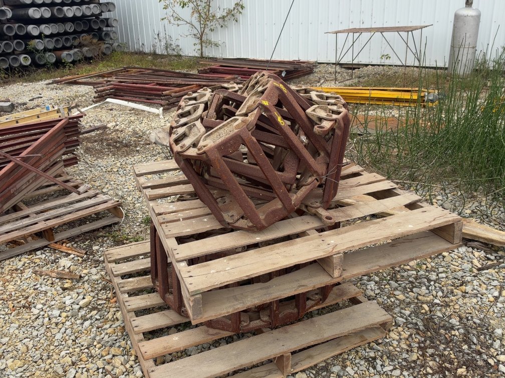 GROUSER STEEL TRACKS OF 1845 CASE SKIDLOADER