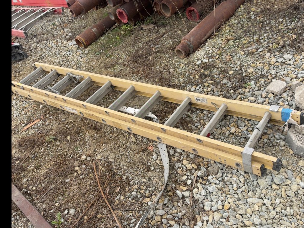 18' FIBERGLASS EXTENSION LADDER