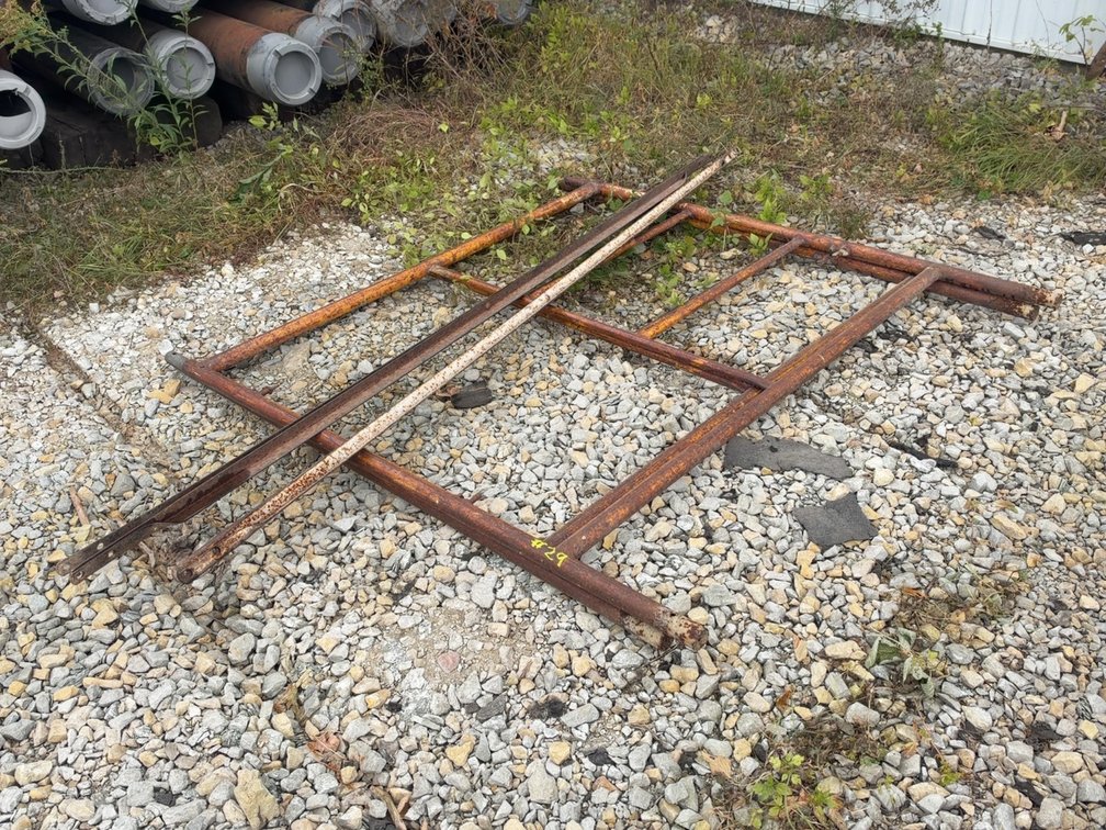 PAIR OF SCAFFOLDING SET