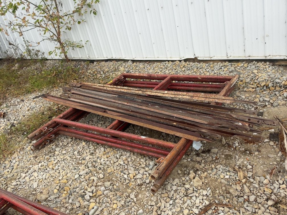 (6) SCAFFOLDING FRAMES (10) X’s