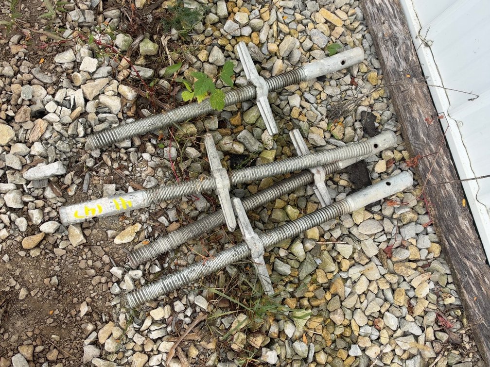 (4) ADJUSTABLE SCAFFOLDING LEGS