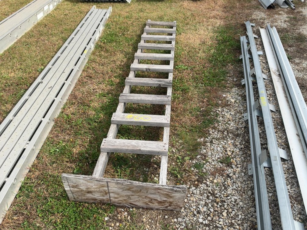 WOODEN LADDER - 11'