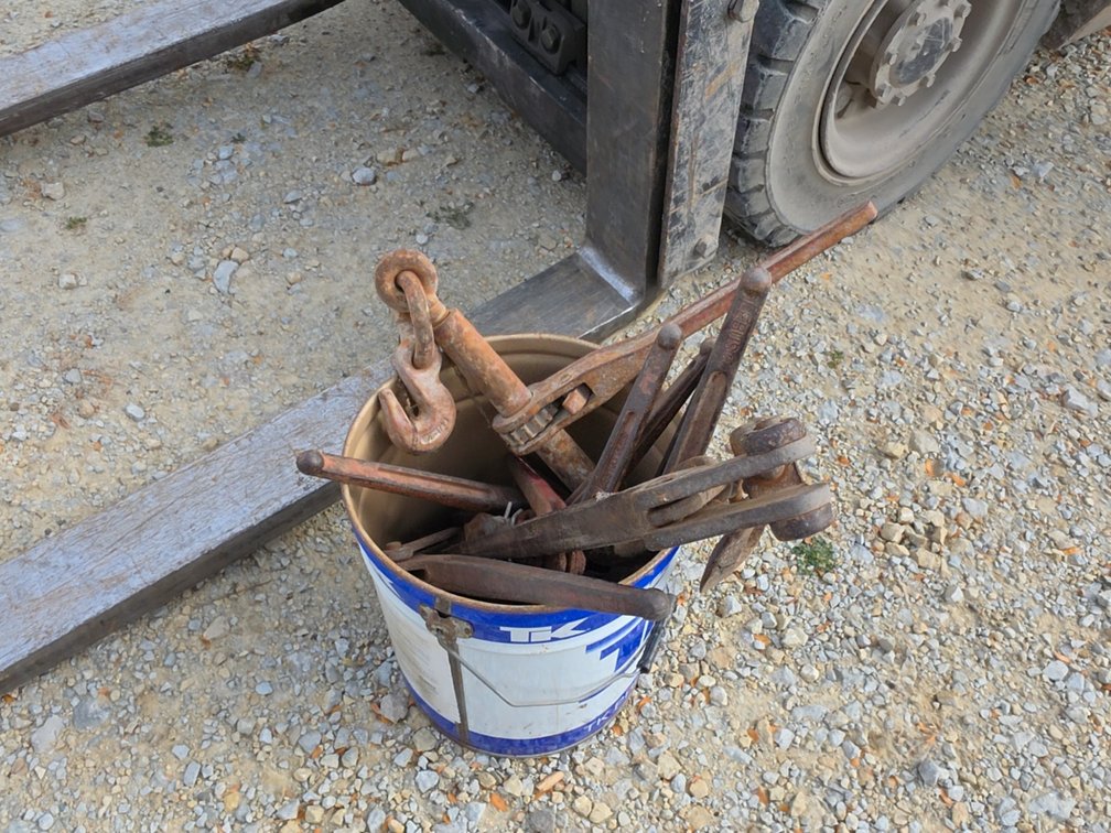 PAIL OF CHAIN BINDERS