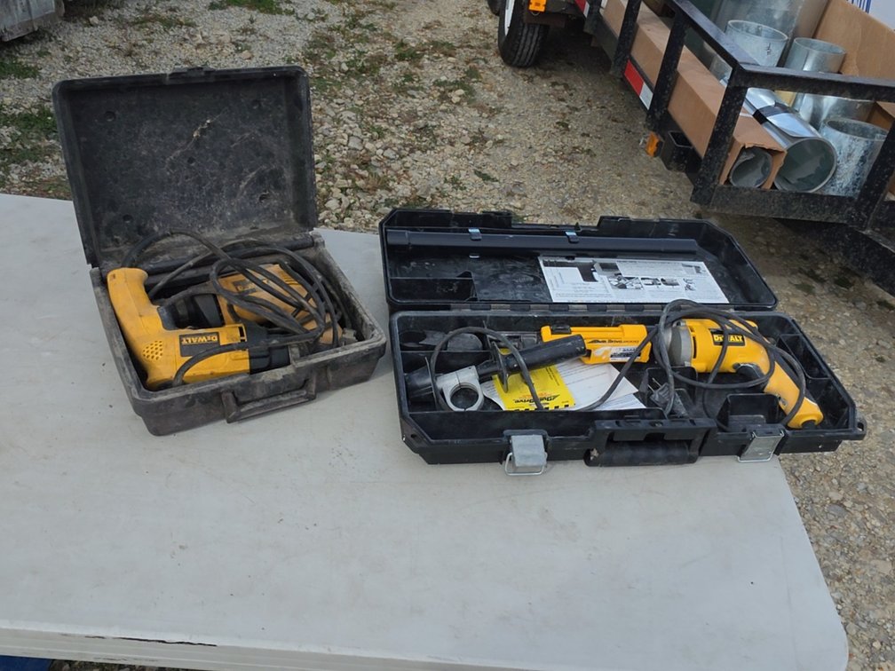 DEWALT QUICK DRIVE 2000 AUTO SCREW & (2) DEWALT SCREWDRIVERS